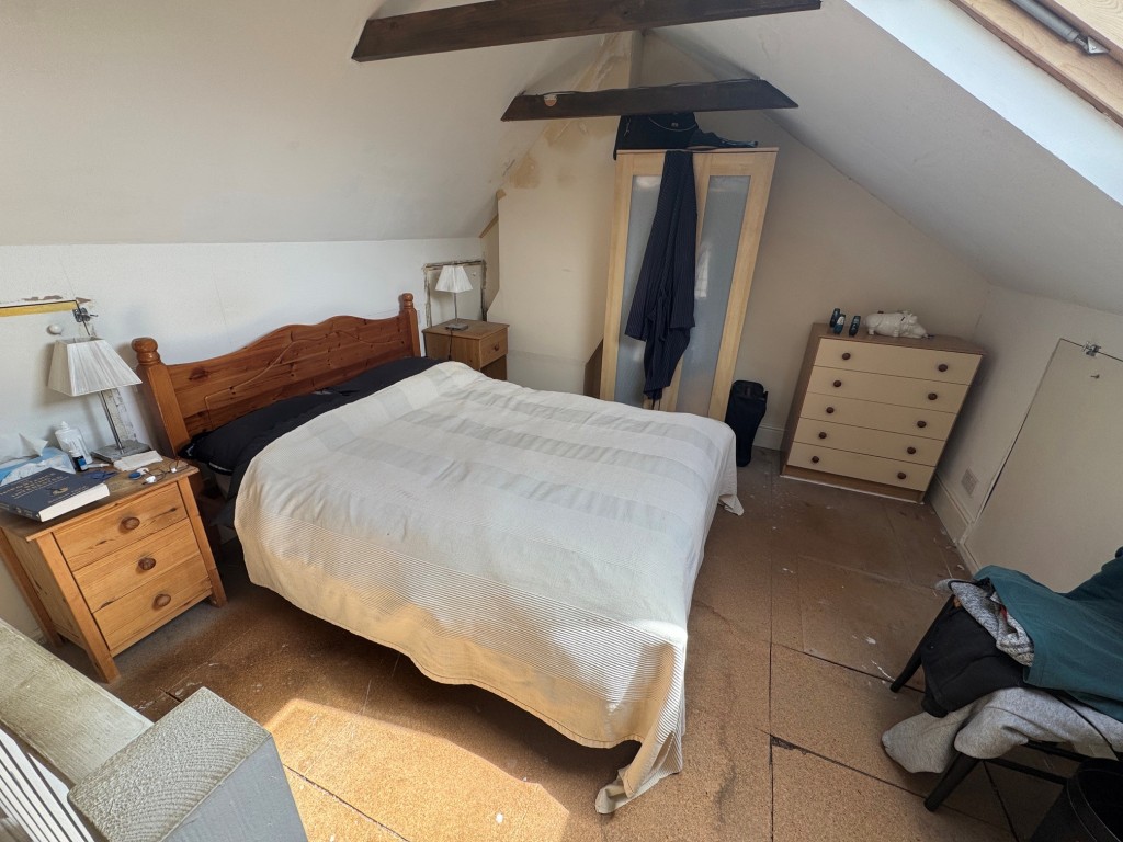 Lot: 85 - TWO FLATS CLOSE TO DEAL SEAFRONT, PIER AND TOWN CENTRE - Second floor flat - Main bedroom - Attic level